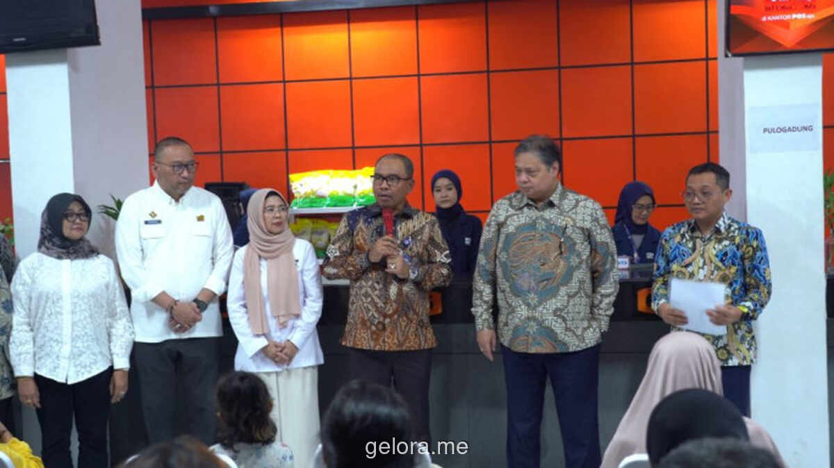 Warga Antre Tertui di Tengah Hujan untuk Ambil BLTS Rp900 Ribu di Kantor Pos