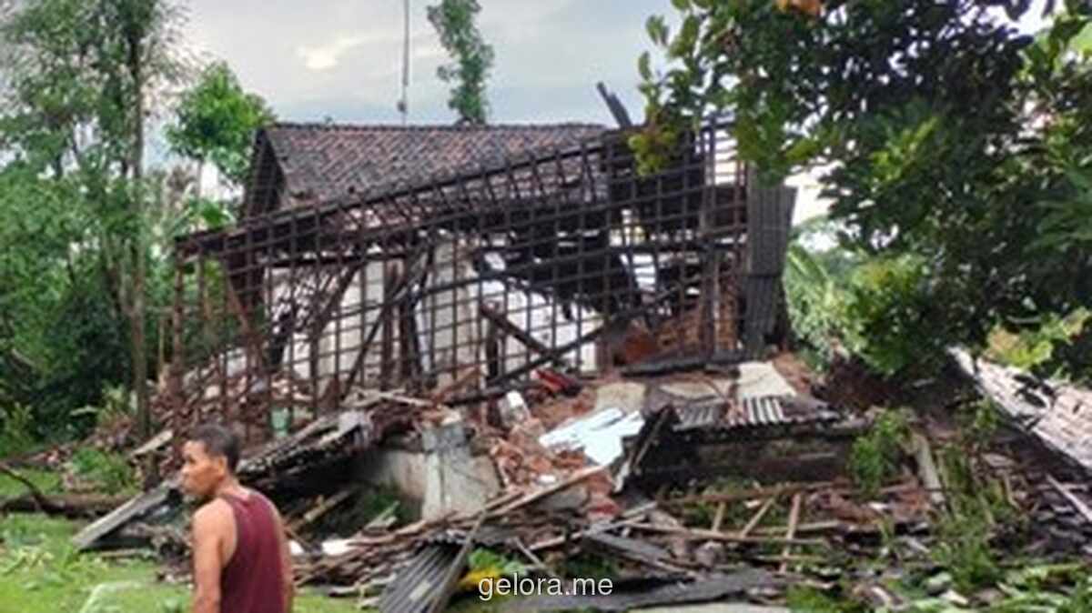 Angin Kencang Rusak Puluhan Rumah dan Fasilitas Umum di Tulungagung
