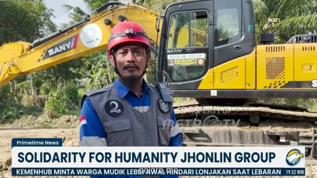 Relawan Bersihkan 1,7 Km Jalan Utama yang Tertutup Material Banjir di Aceh Tamiang