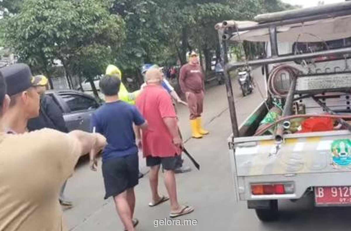 Wali Kota Bekasi Hadapi Ancaman Golok Saat Penertiban PKL di Teluk Pucung